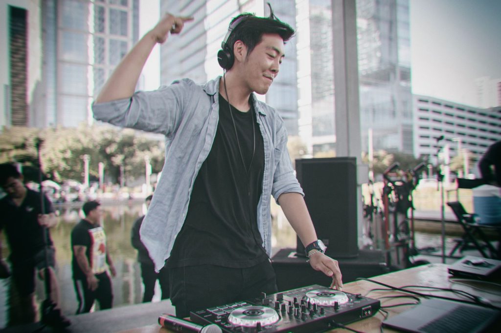 dj making music on turntables at an event